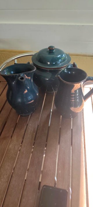 Juego de cerámica: sopera y jarras