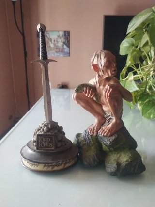 Figura Gollum con pez