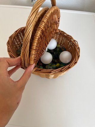 Cesta Mimbre con Canicas y Bolas Blancas