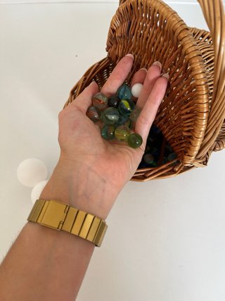 Cesta Mimbre con Canicas y Bolas Blancas