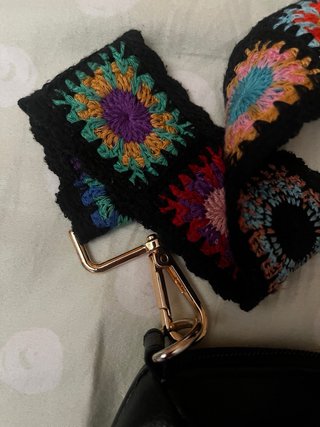 Borsetta nera con tracolla colorata