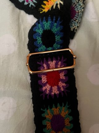 Borsetta nera con tracolla colorata