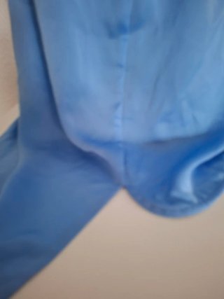 Blusa azul con escote en V