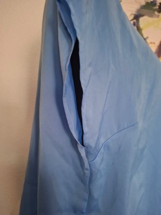 Blusa azul con escote en V