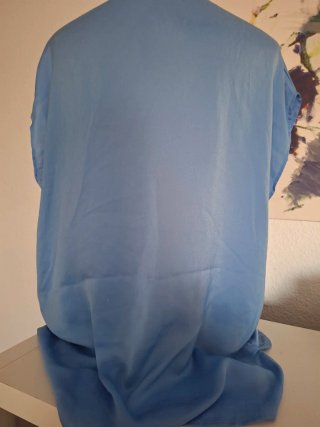 Blusa azul con escote en V