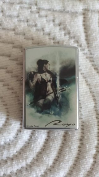 Zippo con design femminile_2