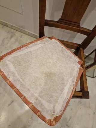 Silla de madera con asiento de tela. EN PERSONA