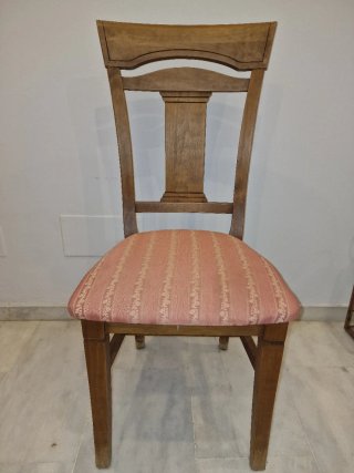 Silla de madera con asiento de tela. EN PERSONA