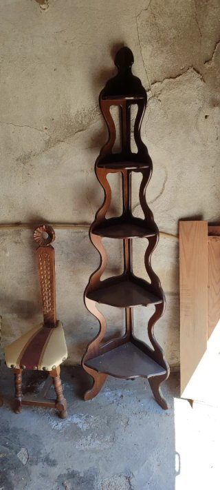 Estante de esquina de madera