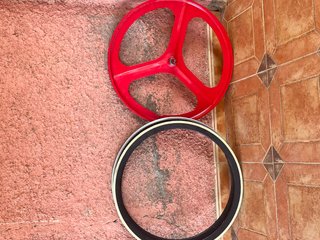 Ruedas de bici rojas y negras