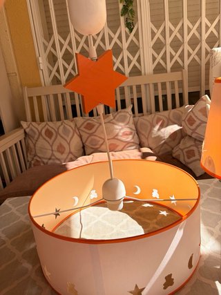 Lámpara de techo y mesita infantil