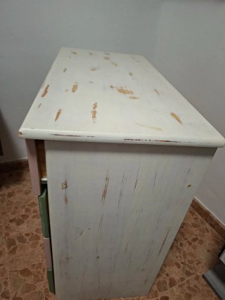 Cajonera de madera pintada a mano