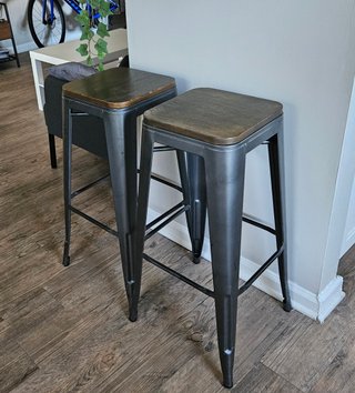Par de Sillas Altas Metálicas con Asiento Madera