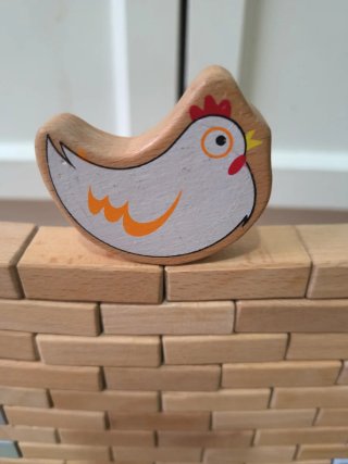 Juego de equilibrio de madera con gallina
