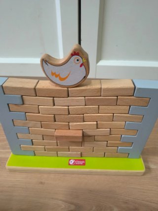 Juego de equilibrio de madera con gallina