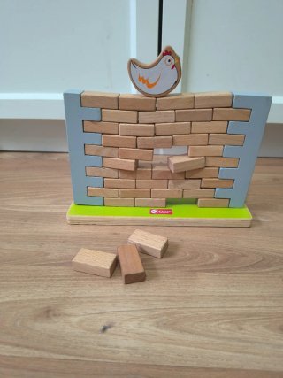 Juego de equilibrio de madera con gallina