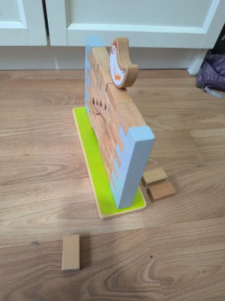 Juego de equilibrio de madera con gallina