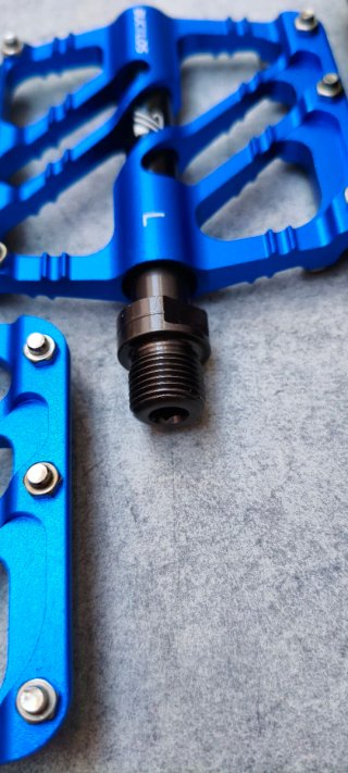 PEDALES DE PLATAFORMA BUCKLOS EN COLOR AZUL.