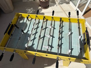 Futbolín de madera amarillo