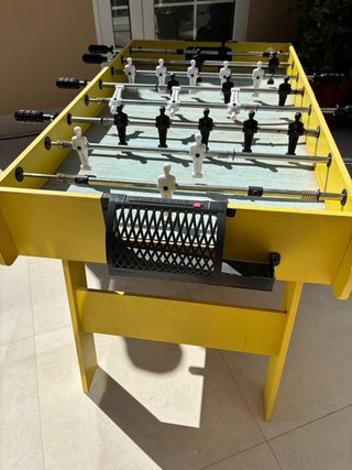 Futbolín de madera amarillo