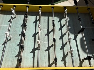 Futbolín de madera amarillo