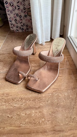 Tacones Renatta dorados y rosas con pedrería