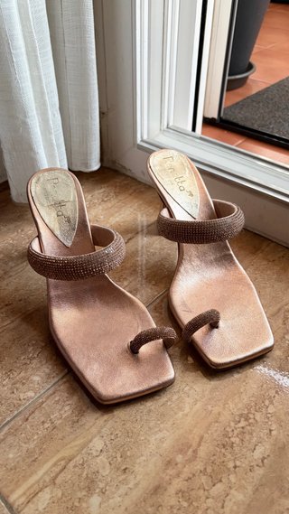 Tacones Renatta dorados y rosas con pedrería