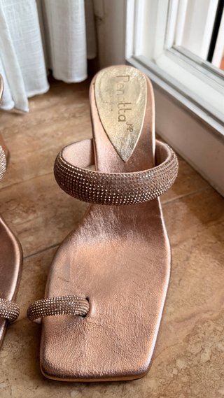 Tacones Renatta dorados y rosas con pedrería