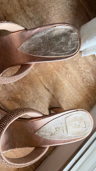 Tacones Renatta dorados y rosas con pedrería