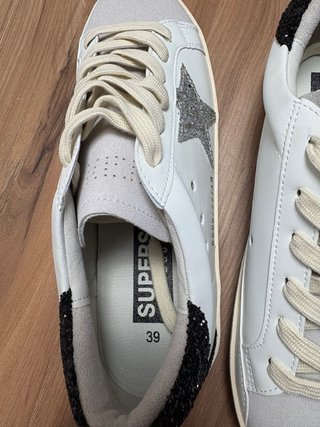 Zapatillas blancas con estrella dorada