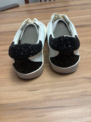 Zapatillas blancas con estrella dorada
