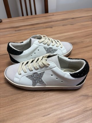 Zapatillas blancas con estrella dorada