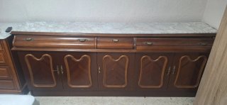 Cómoda de madera con tapa de mármol