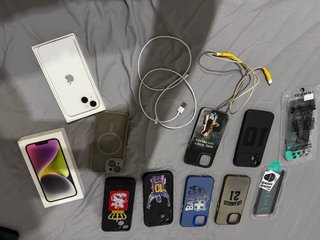iPhone 14 con su caja, cargador original, fundas