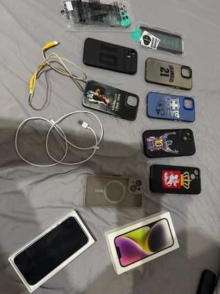 iPhone 14 con su caja, cargador original, fundas