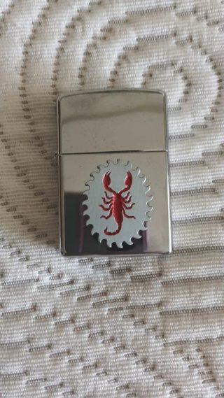 Zippo con scorpione rosso_2