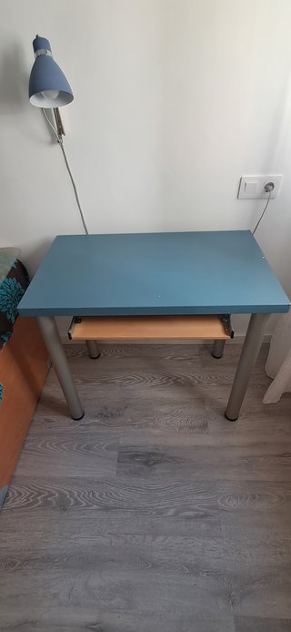 Escritorio azul con bandeja para teclado