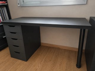 Escritorio negro con cajonera