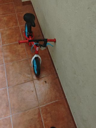 Bicicleta de equilibrio Btwin roja