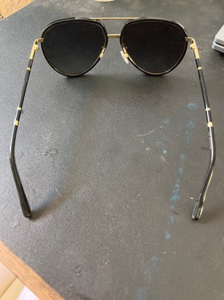 Gafas de sol aviador negras y doradas