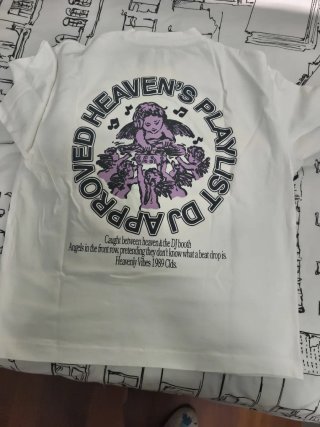 Camiseta blanca con estampado chico