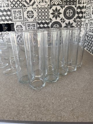 Copas de cristal transparentes y vasos de tubo.