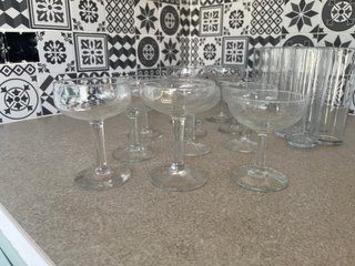 Copas de cristal transparentes y vasos de tubo.