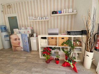 Mueble de almacenamiento blanco y mimbre