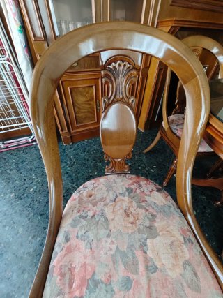 Mesa de comedor de madera con sillas