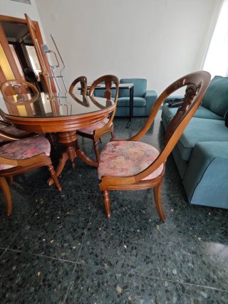 Mesa de comedor de madera con sillas
