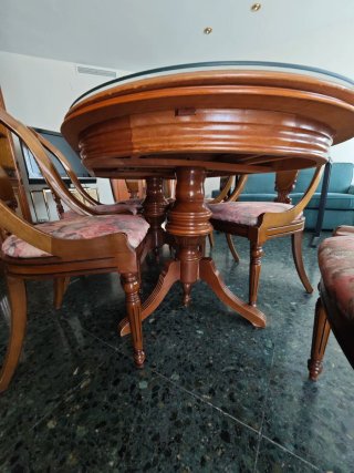 Mesa de comedor de madera con sillas
