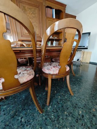 Mesa de comedor de madera con sillas