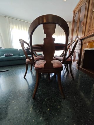 Mesa de comedor de madera con sillas