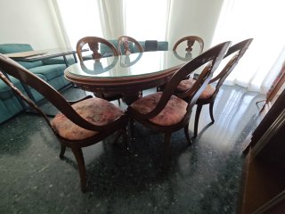 Mesa de comedor de madera con sillas